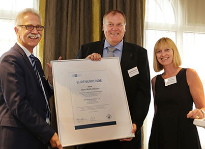 Ehrung fr Uwe Reifenhuser (Mitte) fr sein ehrenamtliches Wirken bei der IHK Koblenz. Foto: IHK