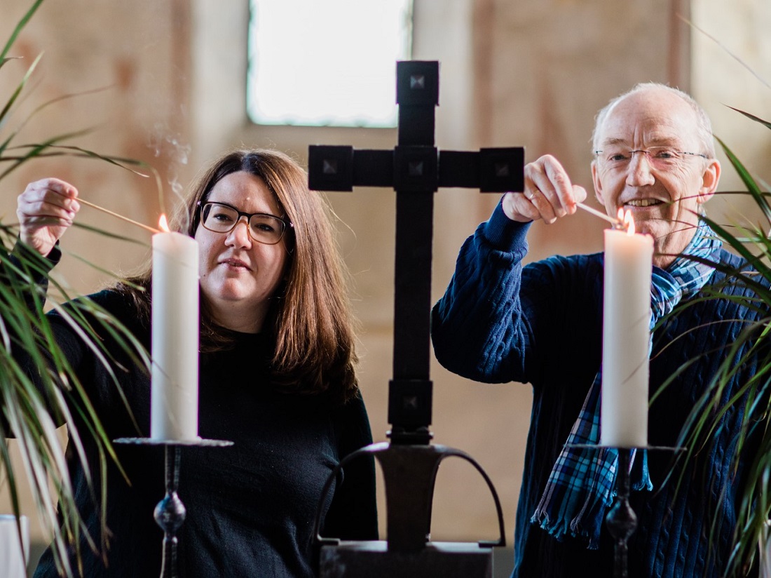 Elisabeth Huhn und Frank Dnges entznden Lichter fr die Trinitatis-Gemeinde Westerwald. (Fotoquelle: Evangelisches Dekanat Westerwald)