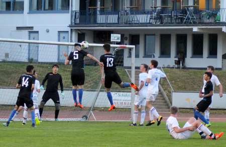 Trier war krperlich stark berlegen, was sich auch beim Kopfballspiel zeigte. (Foto: JSG Wisserland) 