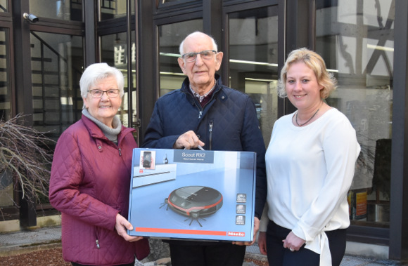 Regine Roth (rechts), Kundenberaterin der Volksbank Daaden, berreichte den Eheleuten Trippler ihren Hauptgewinn, einen Saugroboter der neusten Generation. (Foto: Volksbank Daaden) 