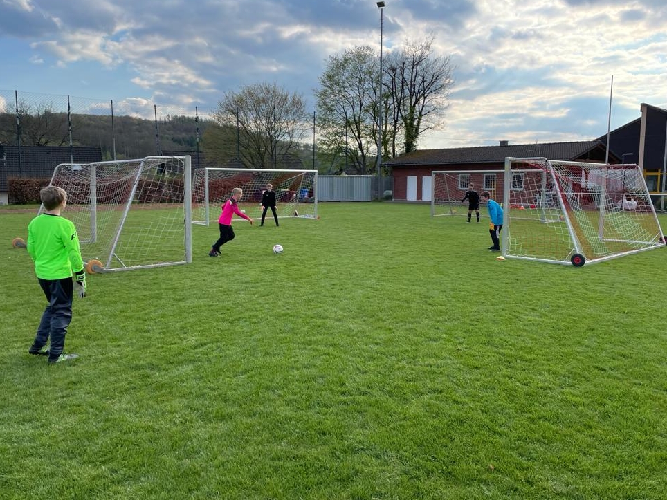 Nach Lockdown-Pause: Ball rollt wieder bei Jugendspielgemeinschaft Siegtal/ Heller