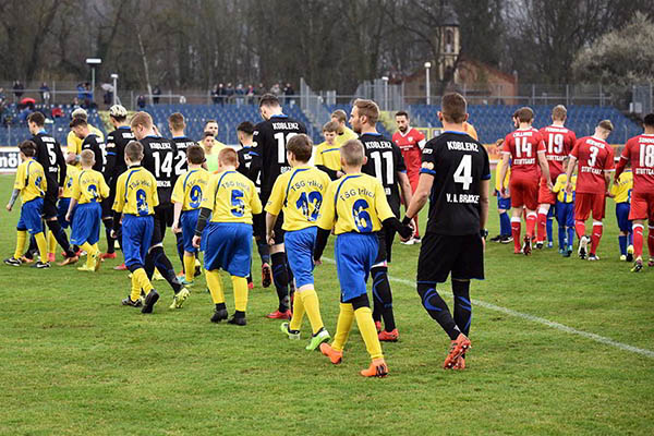 Jugend der TSG Irlich als Einlaufkinder bei der TuS Koblenz