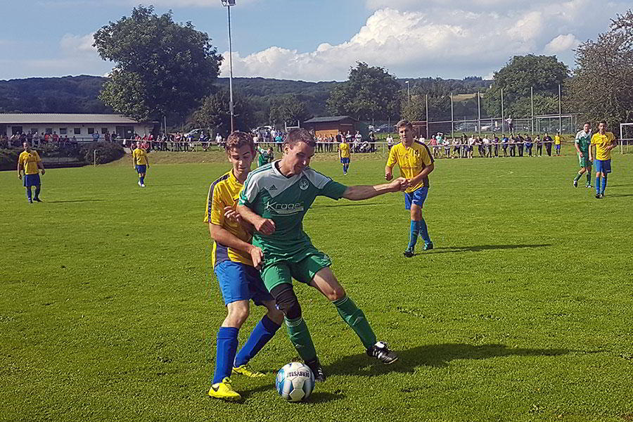 Rassiges Derby bereits am ersten Spieltag der Kreisliga C. Die TuS Rodenbach (grne Trikots) empfing die TSG Irlich. In dem hart umkmpften Spiel setzte sich Irlich mit 3:2 durch. Foto: Verein