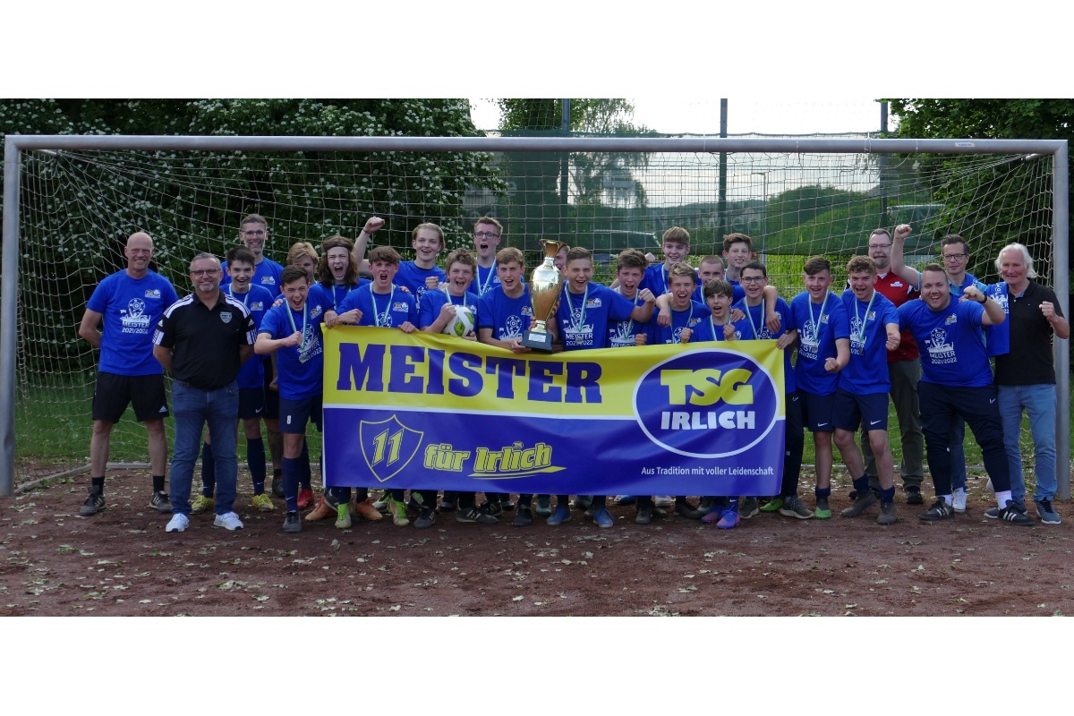 Die Irlicher U17 feiert die Kreismeisterschaft im Pappelstadion. (Fotos: Philipp Pfeiffer)