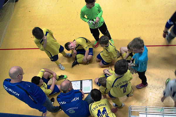 Wenn nach zwei Spielen erst ein Punkt auf der Habenseite steht muss eine neue taktische Einstellung herhalten. Trainer Oliver Armbrecht (kniend) erklrt seiner Mannschaft das weitere Vorgehen. Foto: Verein