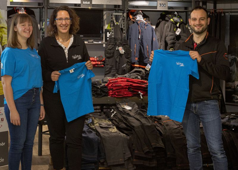 Abholung der T-Shirts. V.l.n.r.: Jugendchor-Sngerin Emily Wehr, Jugend-Referentin Steffi Wehr, Sascha Gro Breuer, Workwear. Fotostudio Rder-Moldenhauer