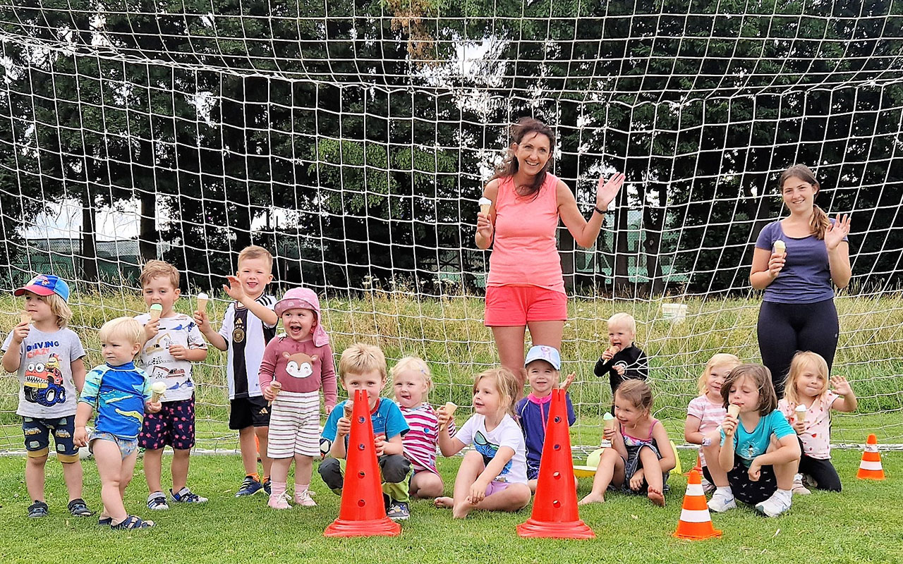 Als Highlight spendierte Vladka Rascher fr alle Kinder eine frische Portion Eis. (Foto: TuS Rodenbach/Nibes)