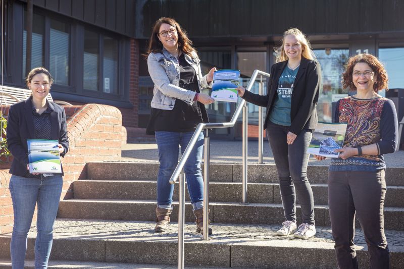 Gabriele Greis (rechts) stellt mit den Hachenburger Touristikerinnen die neuen Infomappen vor. Foto: VG Hachenburg