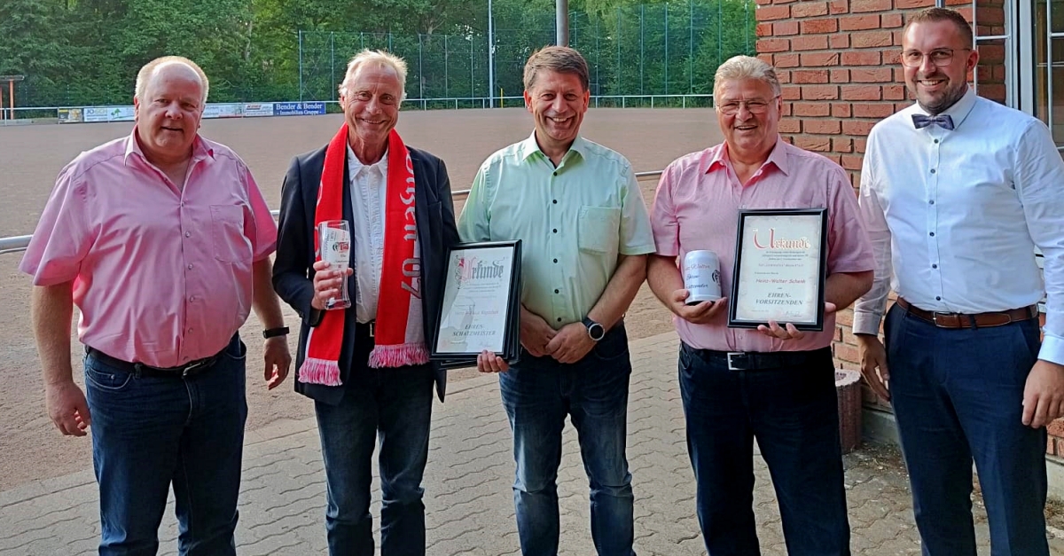 Hans-Klaus Kapschak (2. v. l.) erhielt die Ernennung zum Ehrenschatzmeister Heinz-Walter Schenk (2. v. r.) die Ernennung zum Ehrenvorsitzenden. Weiter im Bild von links, Geschftsfhrer Michael Gerhards, Vorsitzender Markus Gmpel und zweiter Vorsitzender Niklas Rtzel. (Foto: Verein)