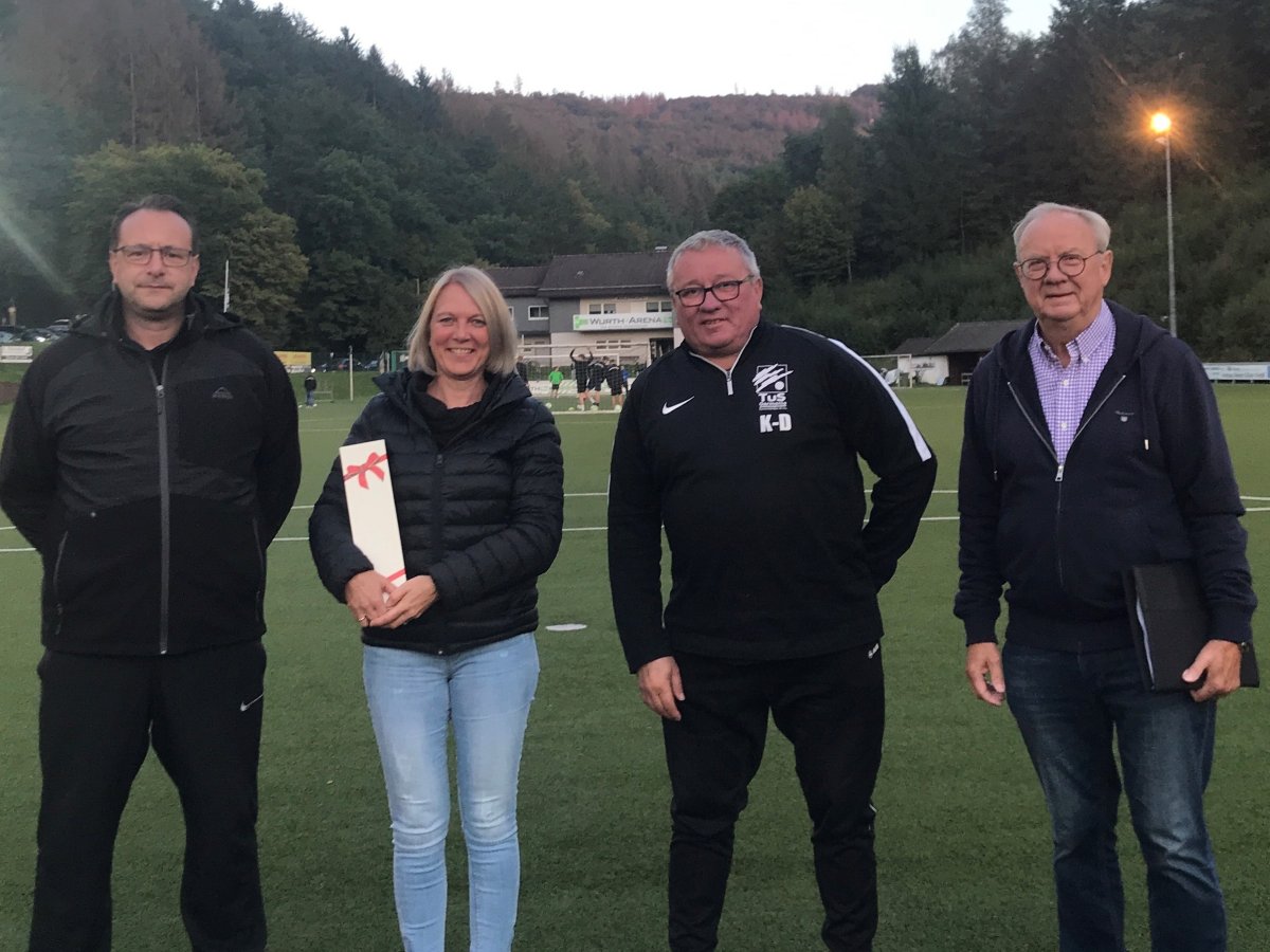 Von links: Dominic Friedrich TW-Trainer, Sabine Schneider Ex-Spielerin und Vorstndin, Co-Trainer Klaus-Dieter Schneider, Sportbeauftragter Klaus-Jrgen Griese (Fotos via Sportbeauftragtem VG Kirchen) 
