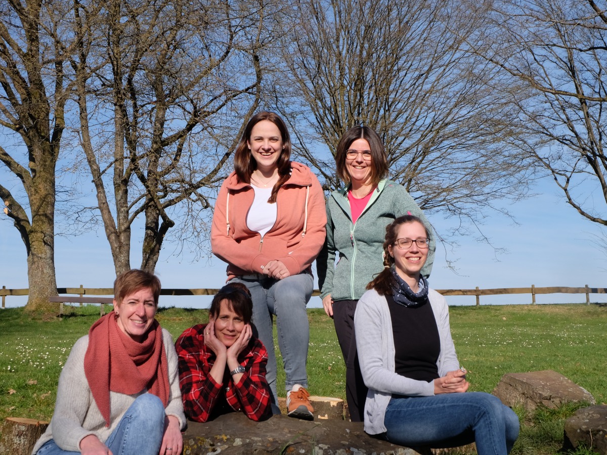 Das Team der Waldgruppe Wisserland ist komplett. Von links: Susanne Birk, Melanie Schtz, Katharina Kreuz, Nicole Selbach und Simone Beckmann. (Foto: KathaBe)