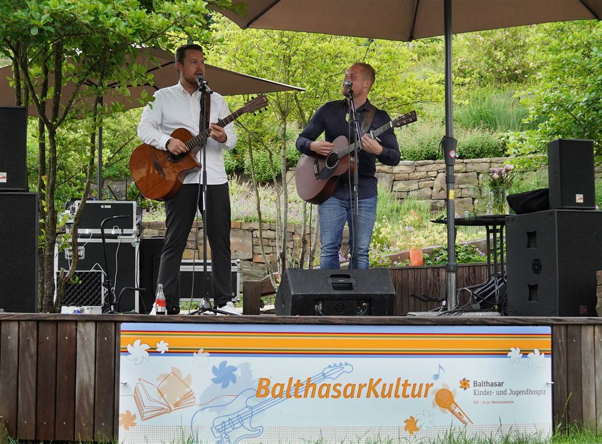 Steffen Wst und Finn Lucas Thiemann der Coverband Unart sorgten mit Gute-Laune-Songs und ihrer sympathischen Art fr tolle Stimmung. (Fotos: Kinder- und Jugendhospiz Balthasar)

