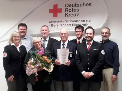 Das Foto zeigt das Ehepaar Schneider im Kreis des DRK-Ortsvorstandes, von links: Alexandra Schuhen, Manuel Weber, Karin Schneider, Konrad Schwan, Udo Schneider, Bereitschaftsfhrer Steffen Nilius, Joachim Hsch und Bereitschaftsarzt Dr. Andreas Pfeifer. Foto: DRK