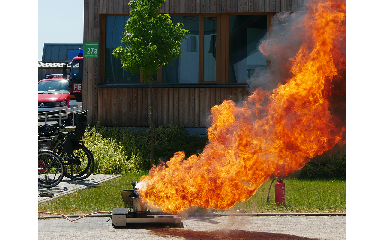 Einen Fettbrand sollte man nicht mit Wasser lschen. (Fotos: FF Engers)