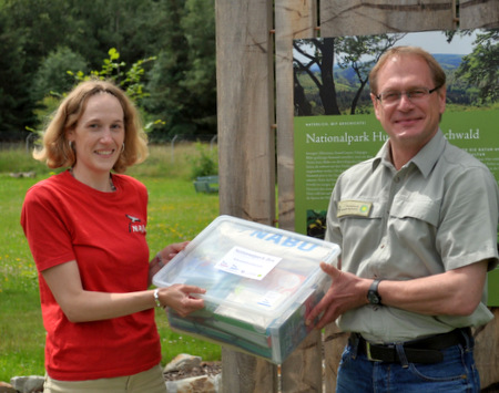 Ann-Sybil Kuckuk, Projektleiterin, bergibt Dr. Harald Egidi, Leiter des Nationalparkamtes, die Nationalpark-Boxen. (Foto: Guido Lotz) 