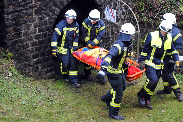 Verletzte wurden mit der Schleifkorbtrage aus dem Stollen gebracht. (Fotos: kk)