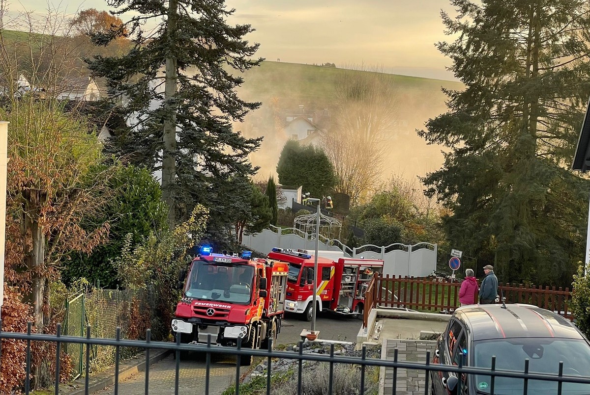 bung der Feuerwehren aus Melsbach und Rengsdorf - "Gebudebrand mit Menschenrettung"