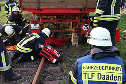 Die Aufnahme zeigt die Rettung einer eingeklemmten Person. Fotos Feuerwehr