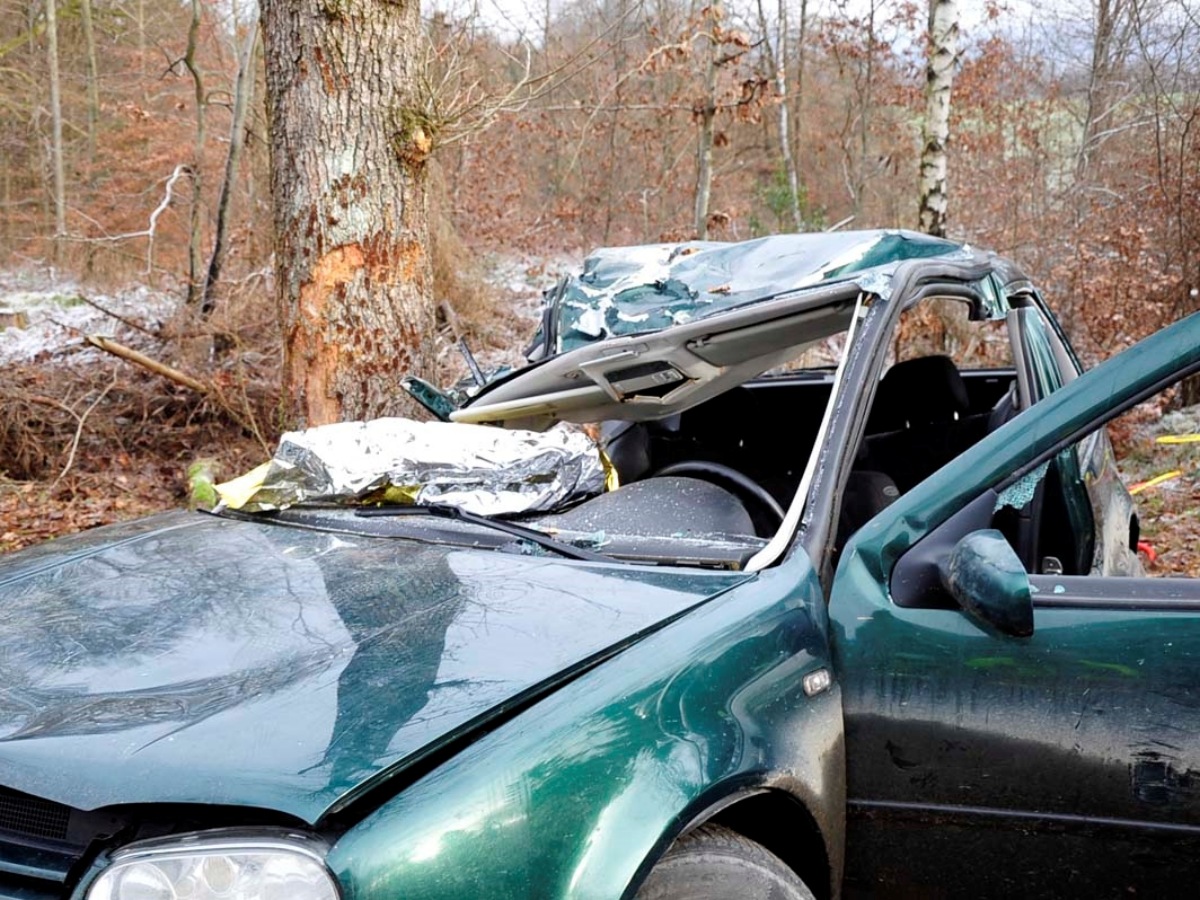 Das Auto prallte mit der rechten Seite gegen einen Baum. (Fotos: kk)