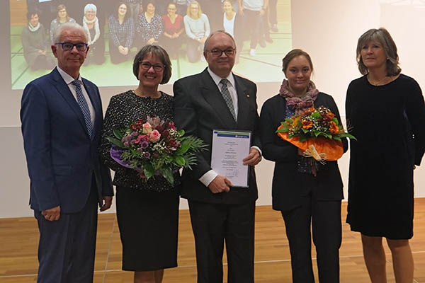 Geschftsfhrer Manfred Breitbach (links) und die stellvertretende Geschftsfhrerin Klaudia Engels (rechts) verabschieden Andreas Hacker, hier mit Ehefrau Gabi und Tochter Maike, offiziell in den Ruhestand. Foto: pr