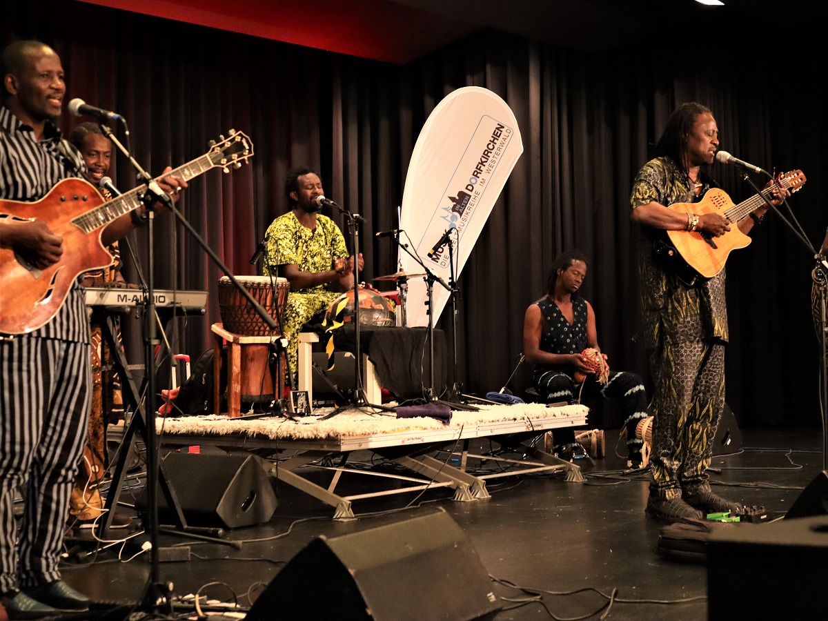 Habib Koit & Bamada in der Stadthalle Montabaur. (Fotoquelle: Mons Tabor e.V.)