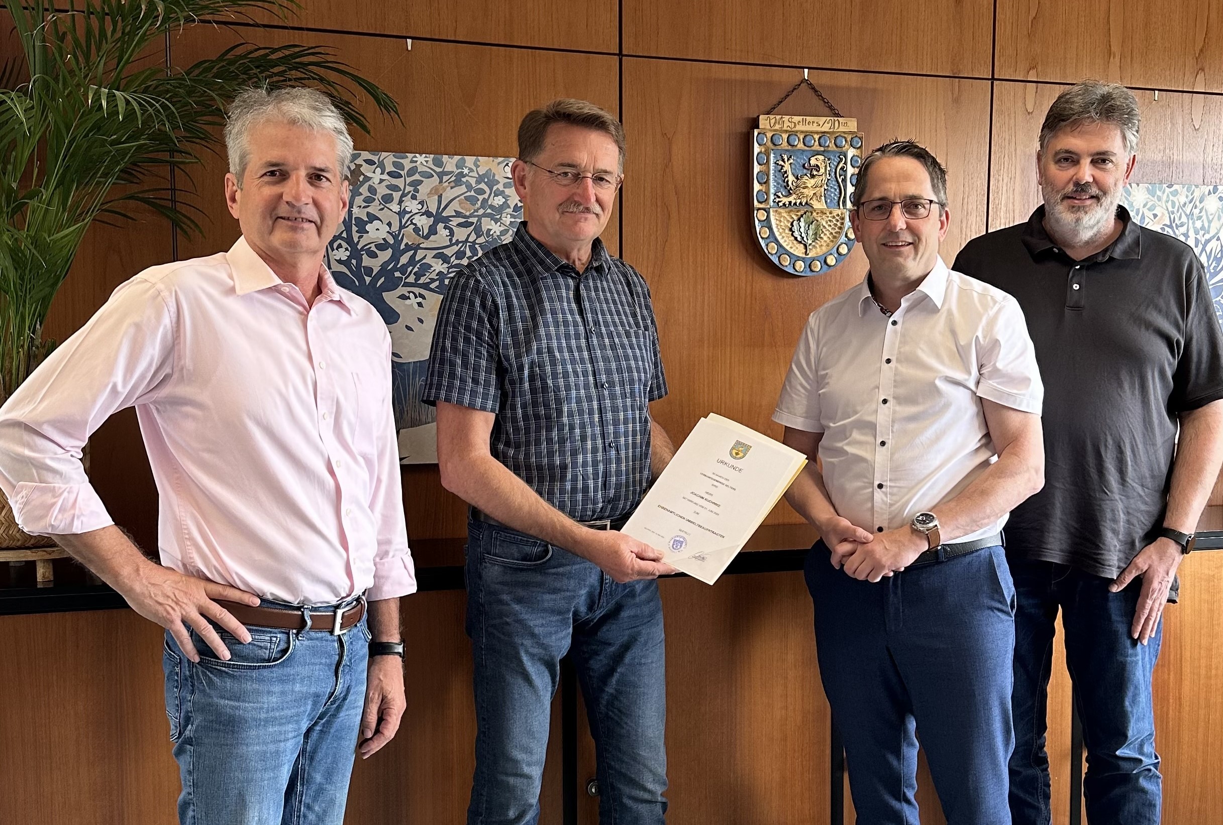 Von links: Wolfgang Klaus (Broleiter), Joachim Kuchinke (Umweltbeauftragter VG Selters),
Oliver Gtsch (Brgermeister), Michael Mller (Fachbereichsleiter VG Selters). (Foto: VG Selters)