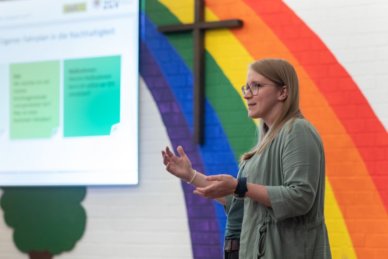 Die Referentin Cassandra Silk gab gemeinsam mit Hartmut Baden in Westerburg wertvolle Tipps, wie Kirchengemeinden im Alltag nachhaltiger agieren knnen. Fotos: Peter Bongard