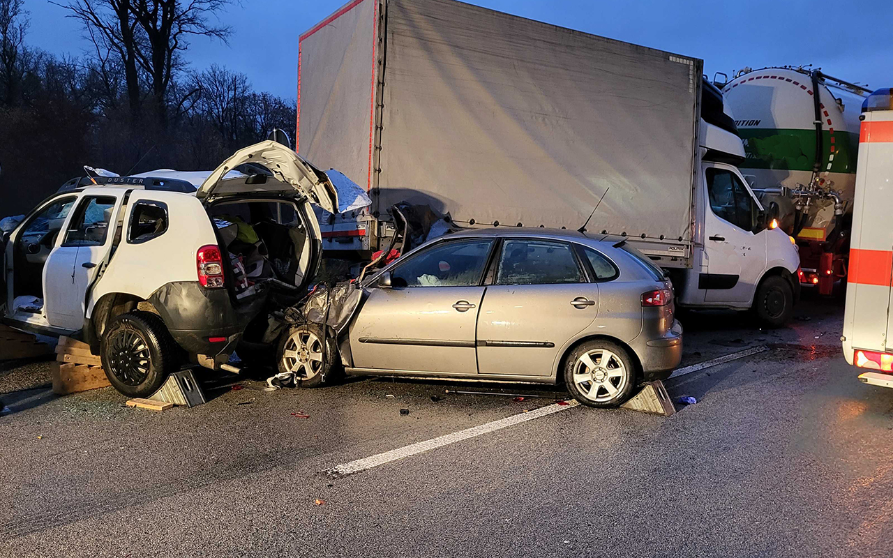 Bei Auffahrunfall auf A 48 bei Ebernhahn wurden drei Personen zum Teil schwer verletzt