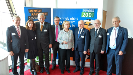 Stefan Krawielicki (UNESCO-Botschafter), Verena Metze-Mangold (Prsidentin der Deutschen UNESCO-Kommission), Werner Bhnke (Vorsitzender der Deutschen Friedrich-Wilhelm-Raiffeisen-Gesellschaft e.V.), Josef Zolk, Maria Bhmer (Staatsministerin im Auswrtigen Amt), Landrat Michael Lieber, Nikolaus Roth (Oberbrgermeister von Neuwied) und Christoph Wulf (Vizeprsident der Deutschen UNESCO-Kommission). Foto: pr