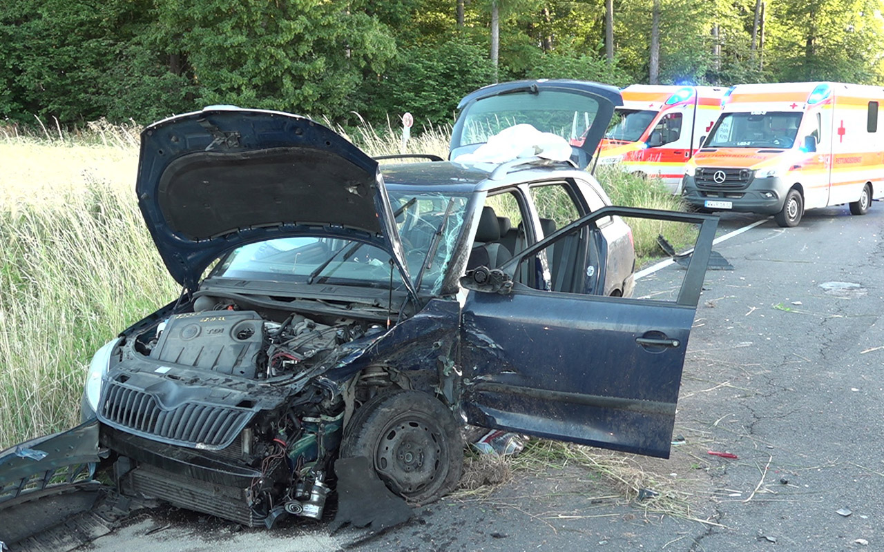 An insgesamt drei Fahrzeugen entstand Totalschaden. (Fotos: Ralf Steube)
