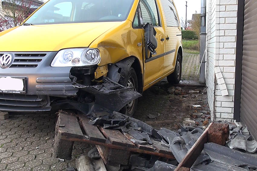 Auto machte sich selbstndig  Postzustellerin verletzt