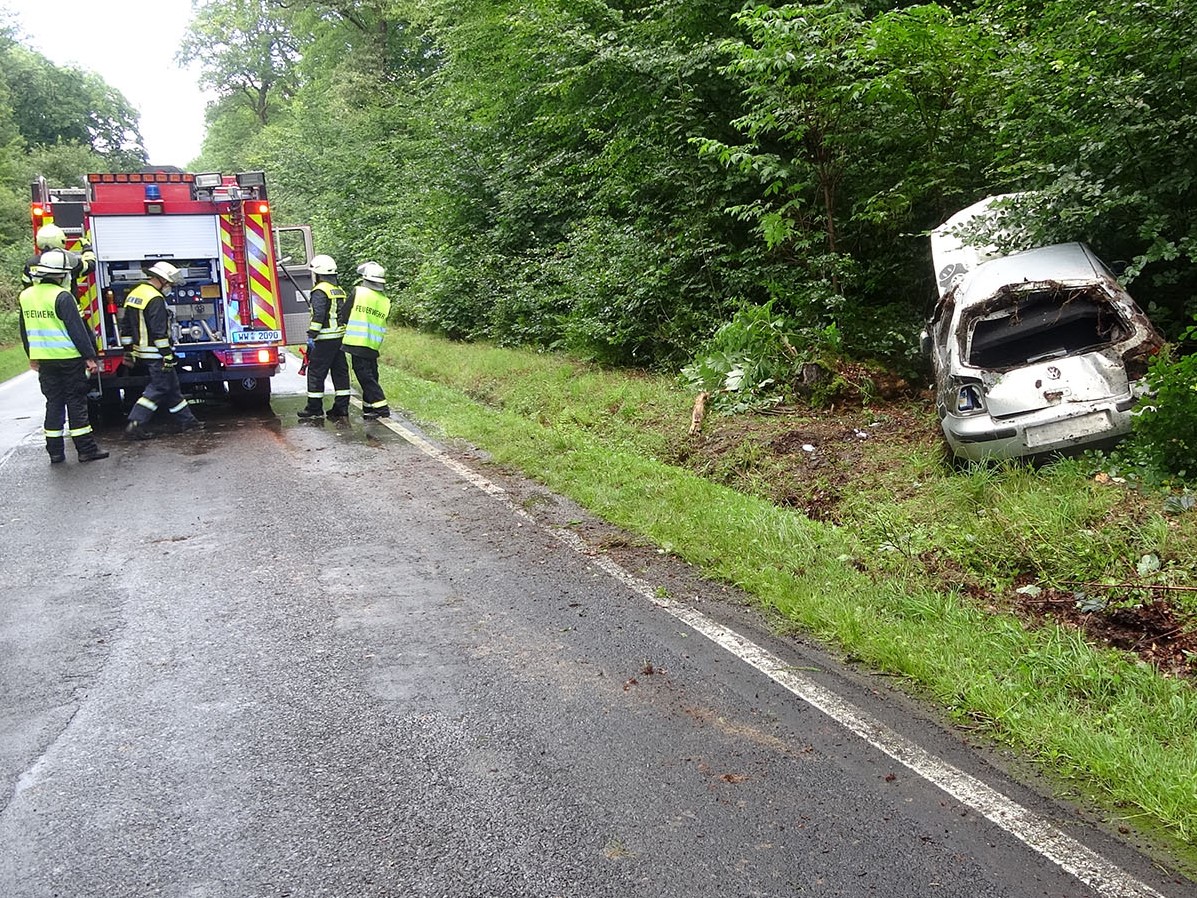 Unfall: Fahrzeug kommt von der Strae ab  eine Person verletzt