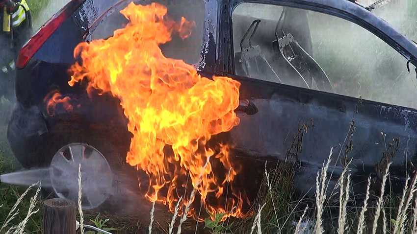 PKW prallt gegen Baum und fngt Feuer - ein Schwerverletzter