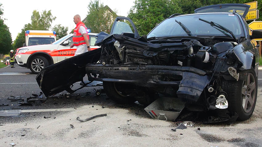 Schwerer Unfall auf B 8  drei Verletzte