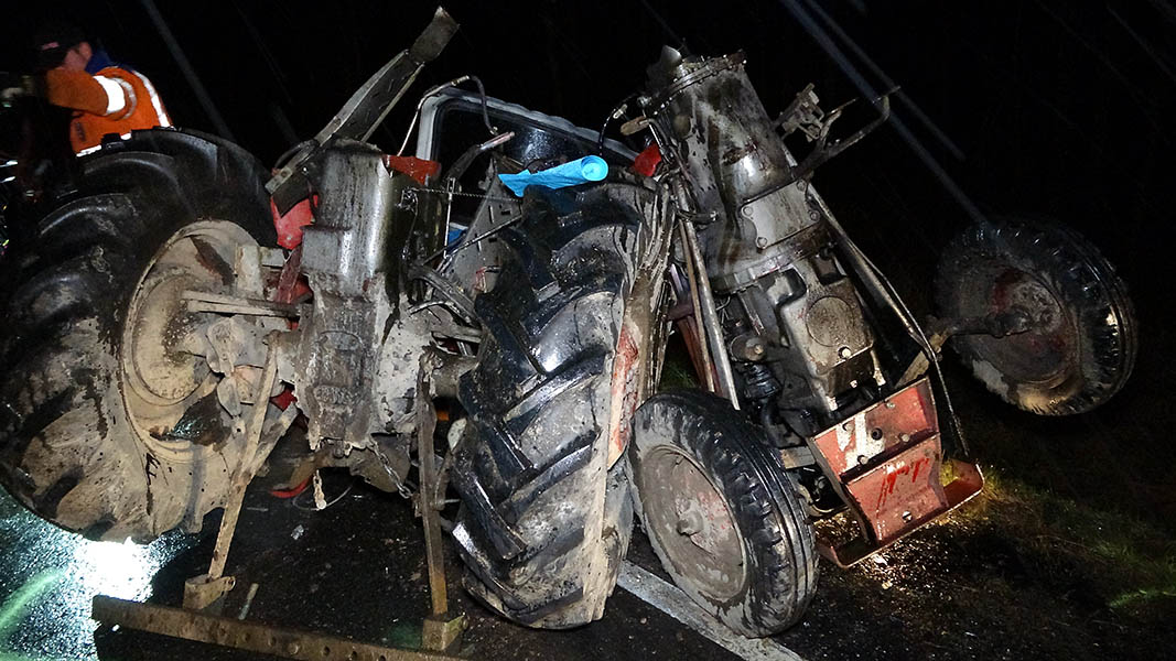 Zwei Verletzte: PKW schob Traktor von der Strae 