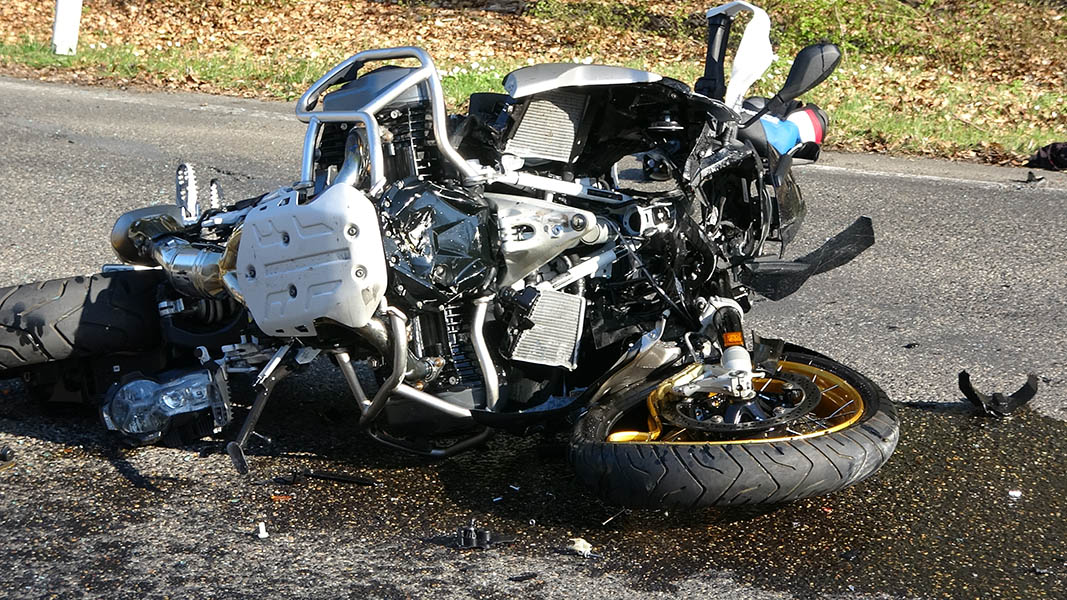 Schwerer Verkehrsunfall zwischen Motorradfahrer und Transporter