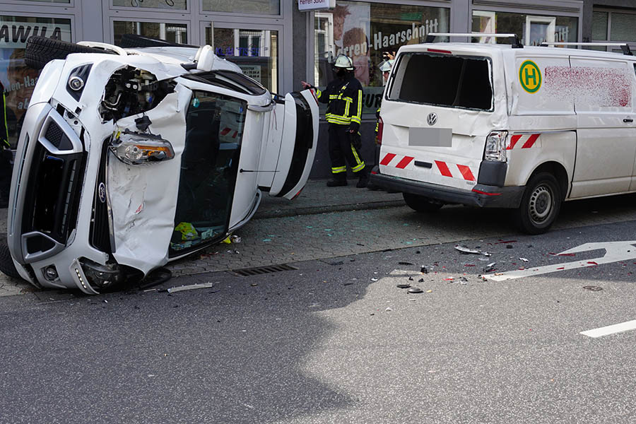 Auto nach Verkehrsunfall durch die Luft geflogen