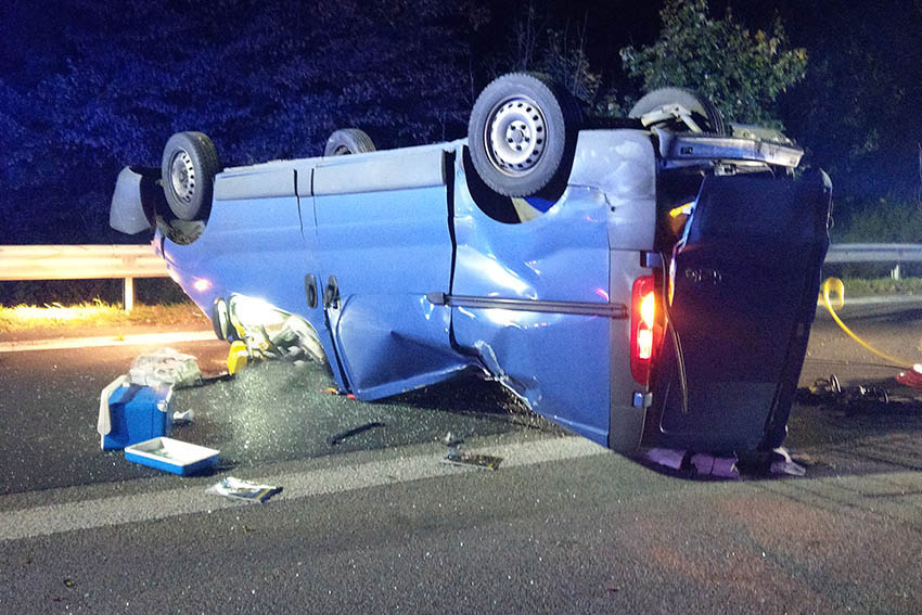 Sprinter berschlug sich mehrfach - Fahrer schwer verletzt