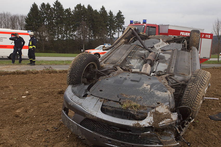 Auto berschlgt sich mehrfach - zwei Schwerverletzte