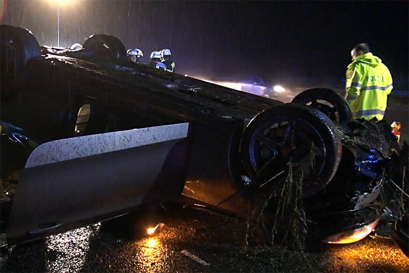 Mercedes berschlgt sich auf Autobahn A 3 bei Dierdorf