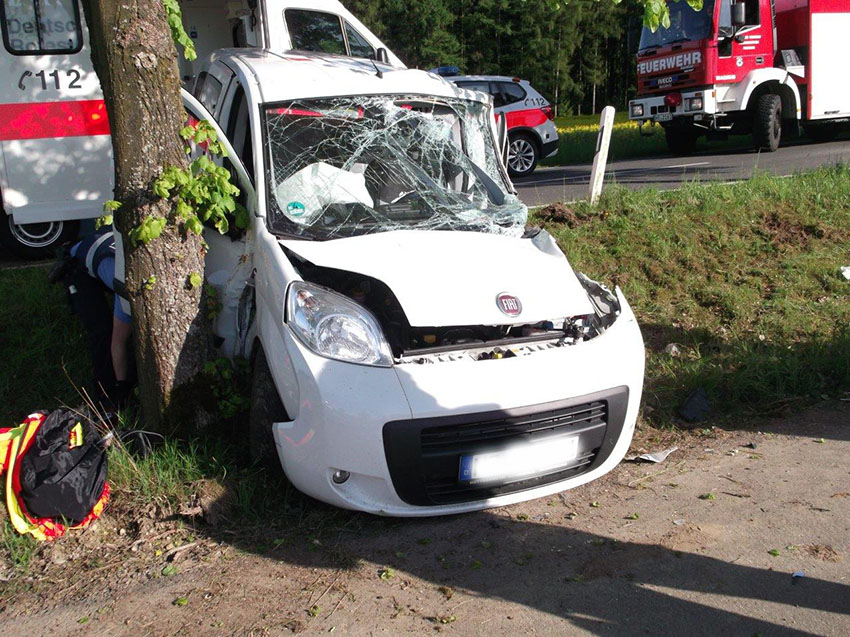 Fahrerin kommt von Strae ab und prallt gegen Baum