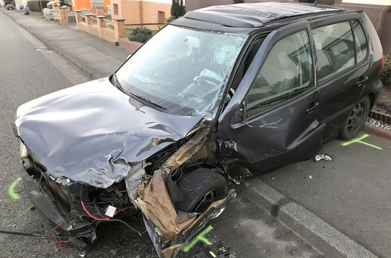 Die beiden Fahrzeuge sind nahezu frontal miteinander kollidiert. (Foto: Alexander Mller/Feuerwehr Hamm) 