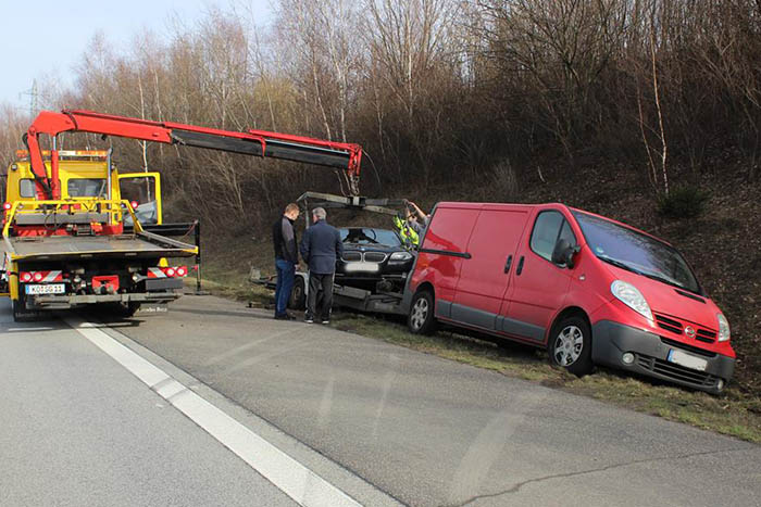 Verkehrsbehinderungen nach Verkehrsunfall mit PKW-Gespann