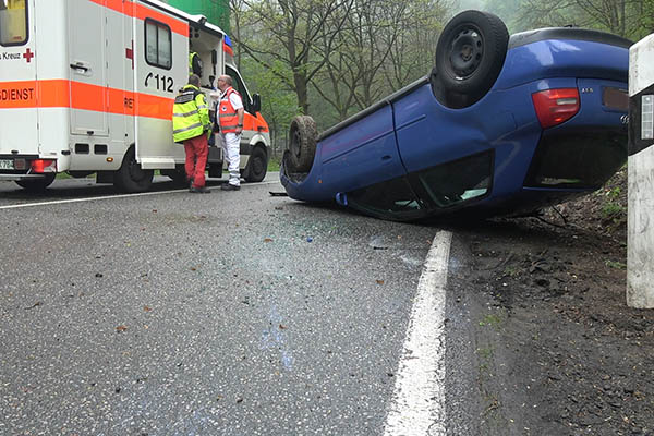 PKW berschlgt sich auf der B 413 - Fahrer verletzt