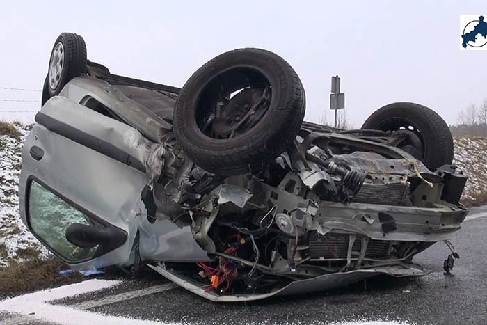 Laut Polizei handelte es sich um einen Alleinunfall, bei dem die beiden Insassen schwer verletzt wurden. (Foto und Video: kk)