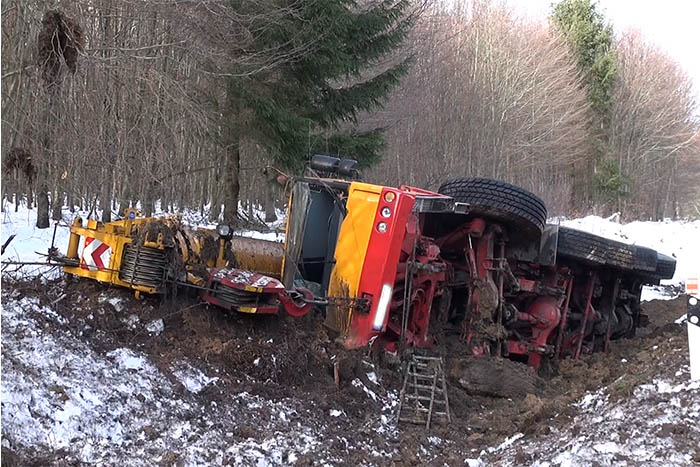 Unfall mit lebensgefhrlich verletztem Kranwagenfahrer