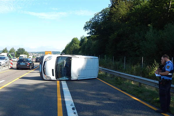 Autobahn: Nach Unfall ber Mittelleitplanke geflogen
