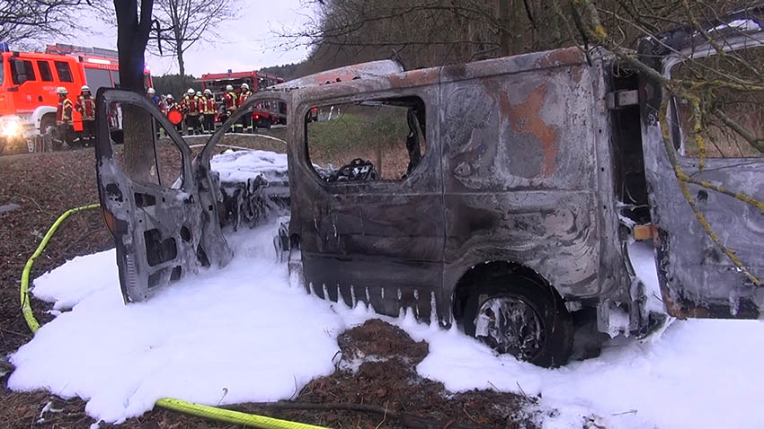PKW geht nach Unfall in Flammen auf  Fahrer schwer verletzt