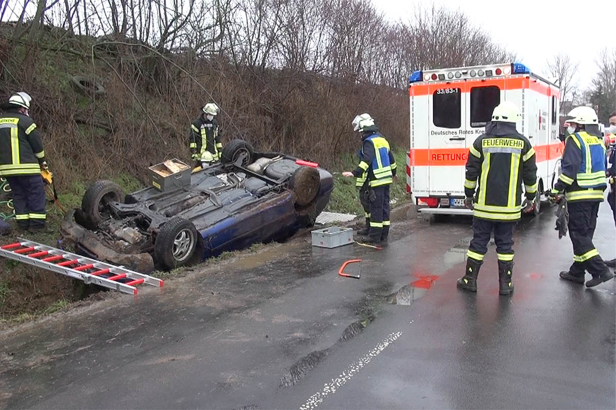 Unfall: Auto bleibt auf Dach im Straengraben liegen