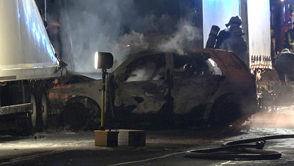 PKW kollidiert mit LKW, geht in Flammen auf - Fahrer tot